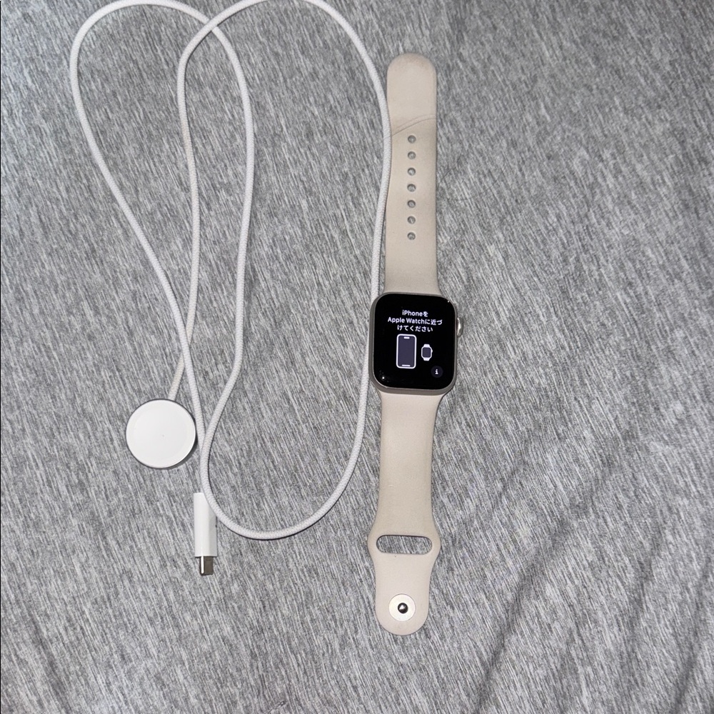 Apple Watch SE 40mm - Starlight with Starlight Band